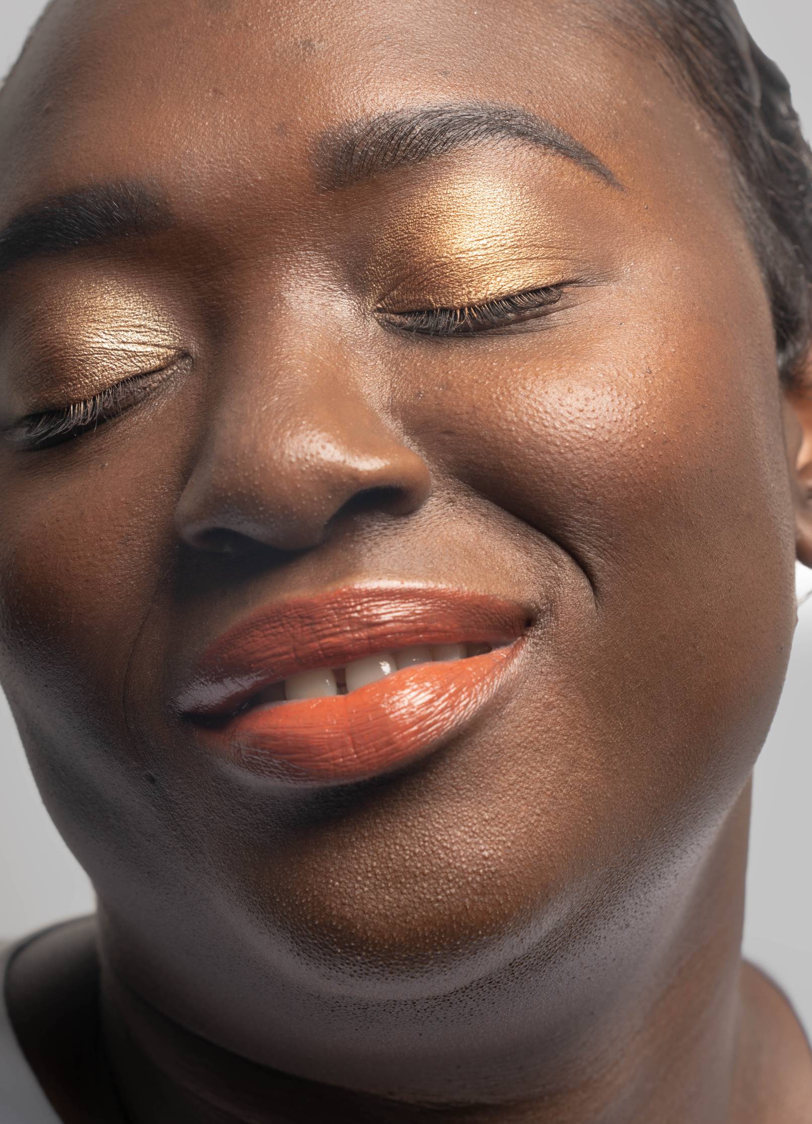 Vegan and cruelty free beauty, eyeshadow, neutral eyeshadow matte white cream  +caption_Assi is wearing Ember #shade_Ember_|_Shimmering_Copper