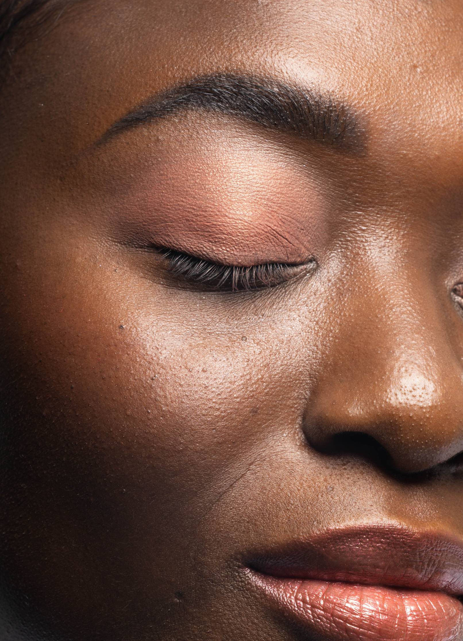 Vegan and cruelty free beauty, eyeshadow, neutral eyeshadow matte white cream +caption_Assi is wearing Flaunt #shade_Flaunt_|_Warm_Matte_Terracotta