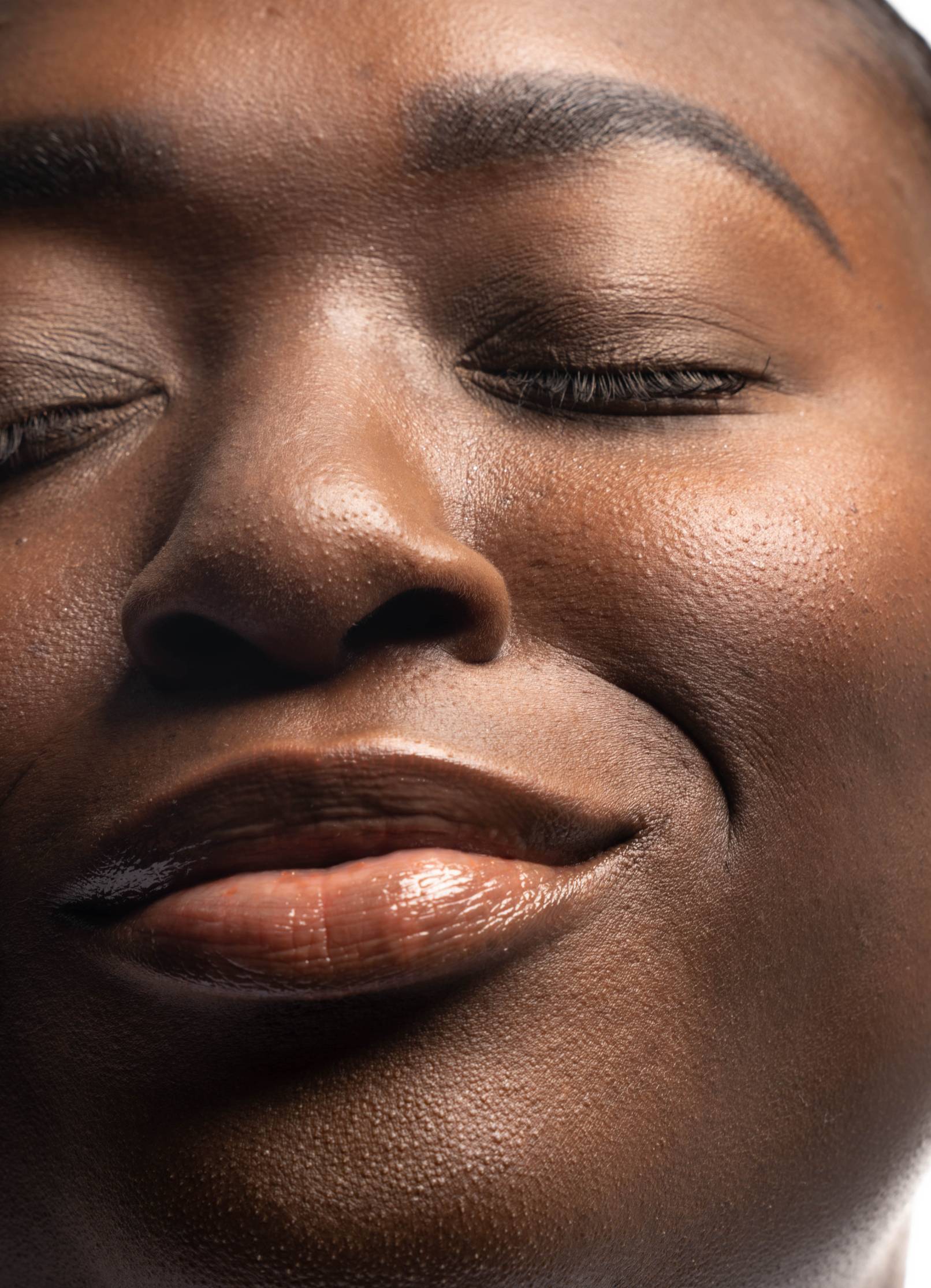 Vegan and cruelty free beauty, eyeshadow, neutral eyeshadow +caption_Assi is wearing Fond #shade_Fond_|_Deep_Neutral_Brown