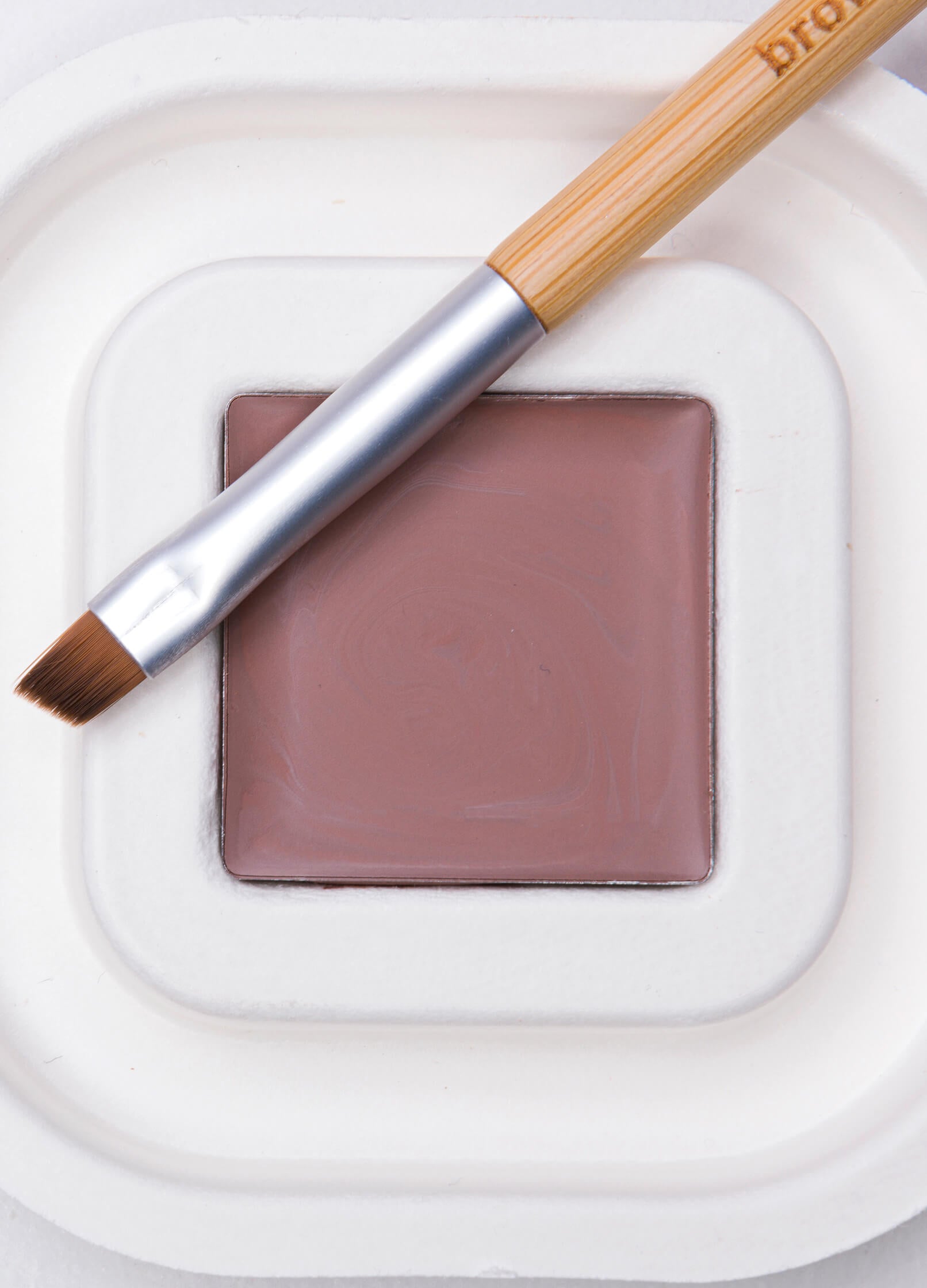 vegan and cruelty free sustainable brow brush. bamboo makeup brush. eyeliner, eyebrow
