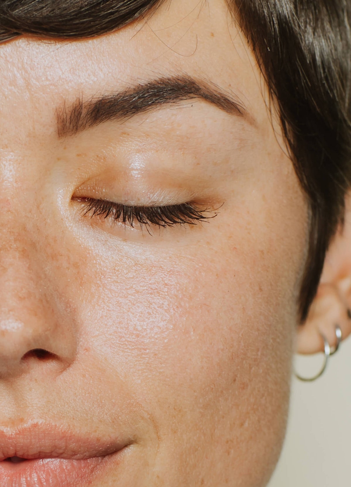 vegan and cruelty free waterproof brown mascara +caption_Meagan is wearing brown mascara #shade_Brown_|_Deep_Brown