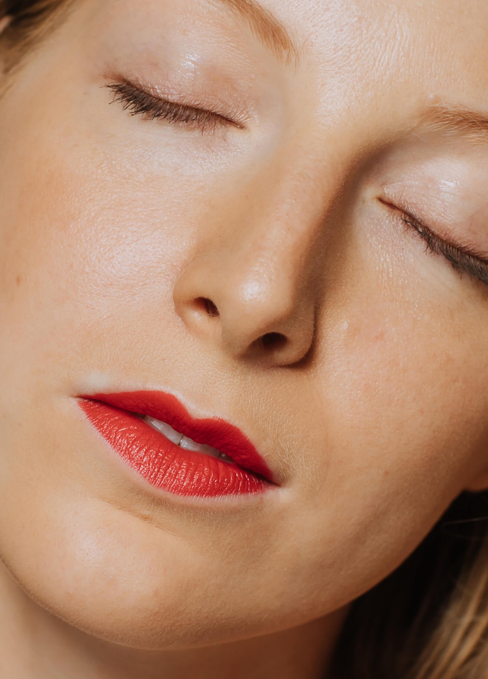 vegan cruelty free lipstick lip crayon +caption_Laura is wearing Coy #shade_Coy_|_Warm_Poppy_Red