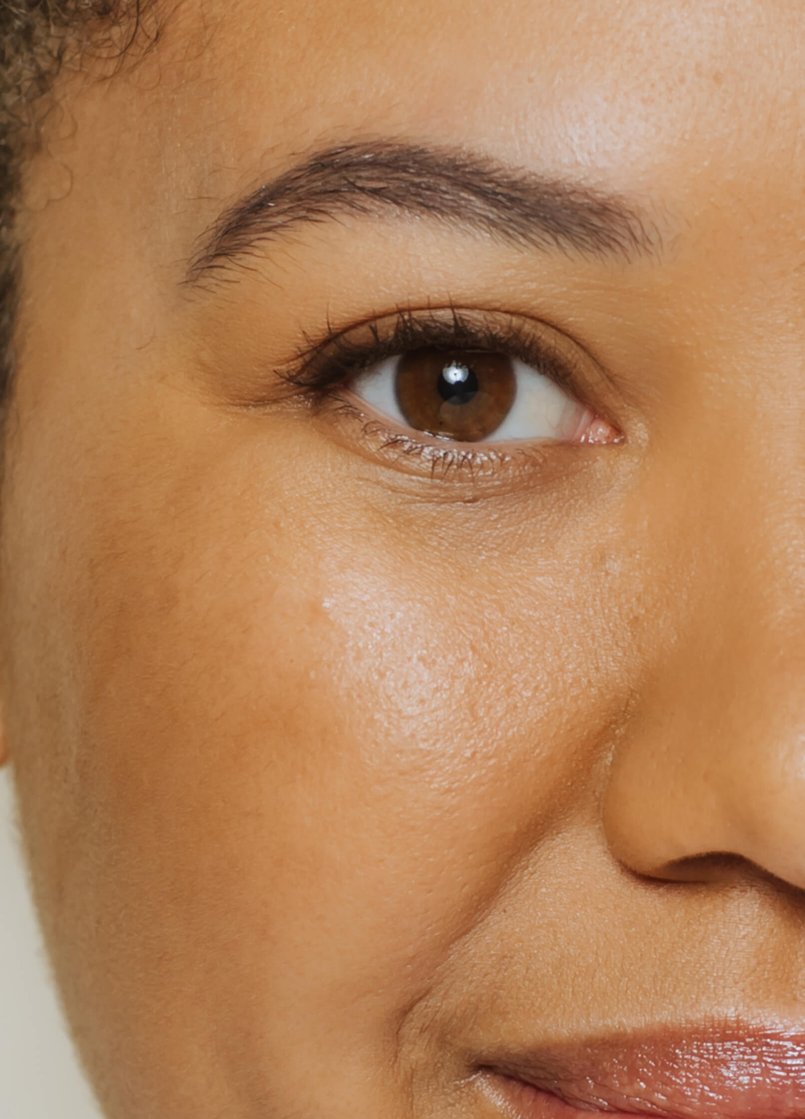 Elate Brown eyeliner, pencil eyeliner, brown eyebrow pencil, vegan and cruelty free beauty +caption_Cecily is wearing Hearth #shade_Hearth_|_Neutral_Brown