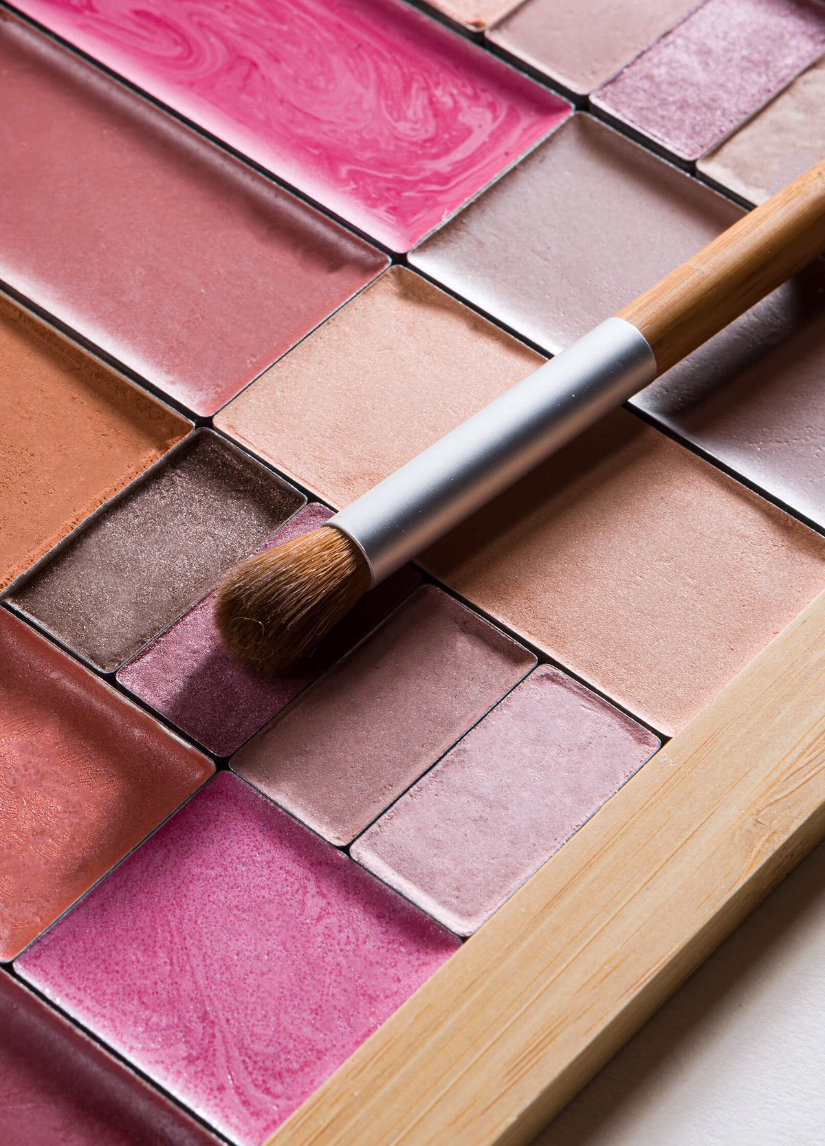 magnetic refillable makeup palette. bamboo vegan cruelty free cosmetic palette