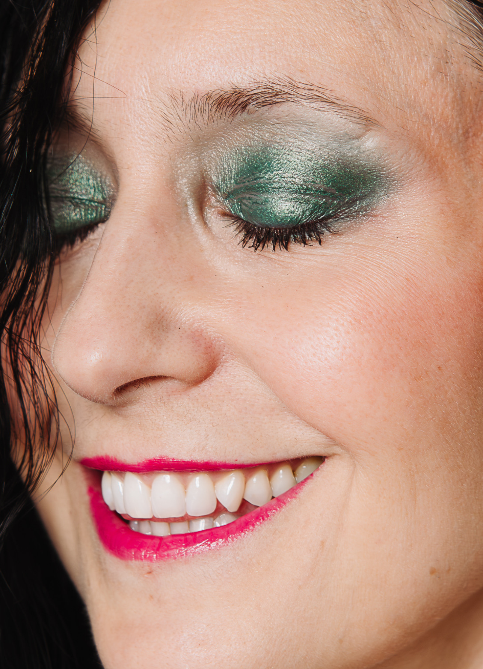 vegan cruelty free eyeshadow pencil crayon +caption_Imogeni is wearing Aspire #shade_Aspire_|_Emerald_Green