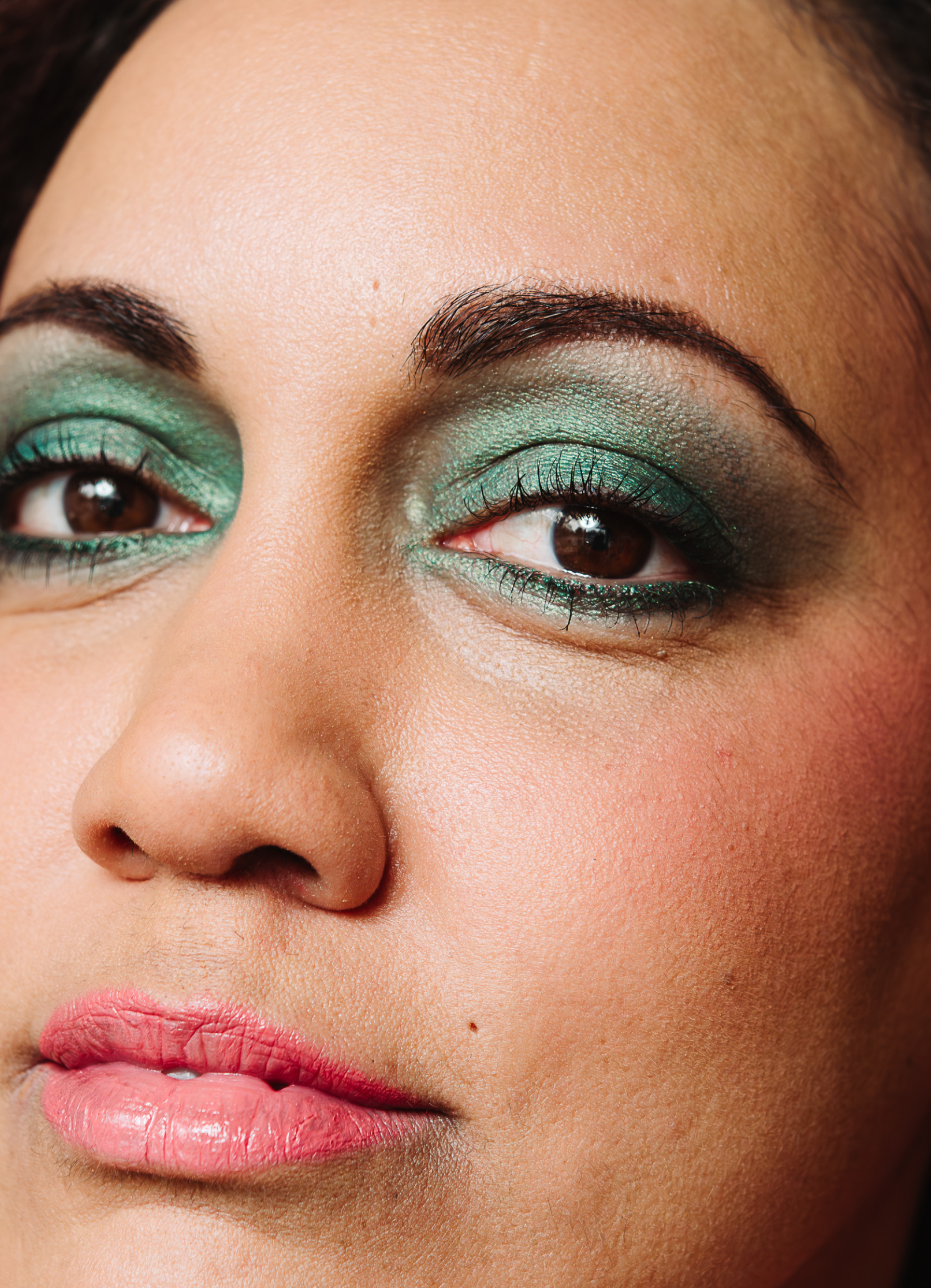 vegan cruelty free eyeshadow pencil crayon +caption_Jaye is wearing Aspire #shade_Aspire_|_Emerald_Green