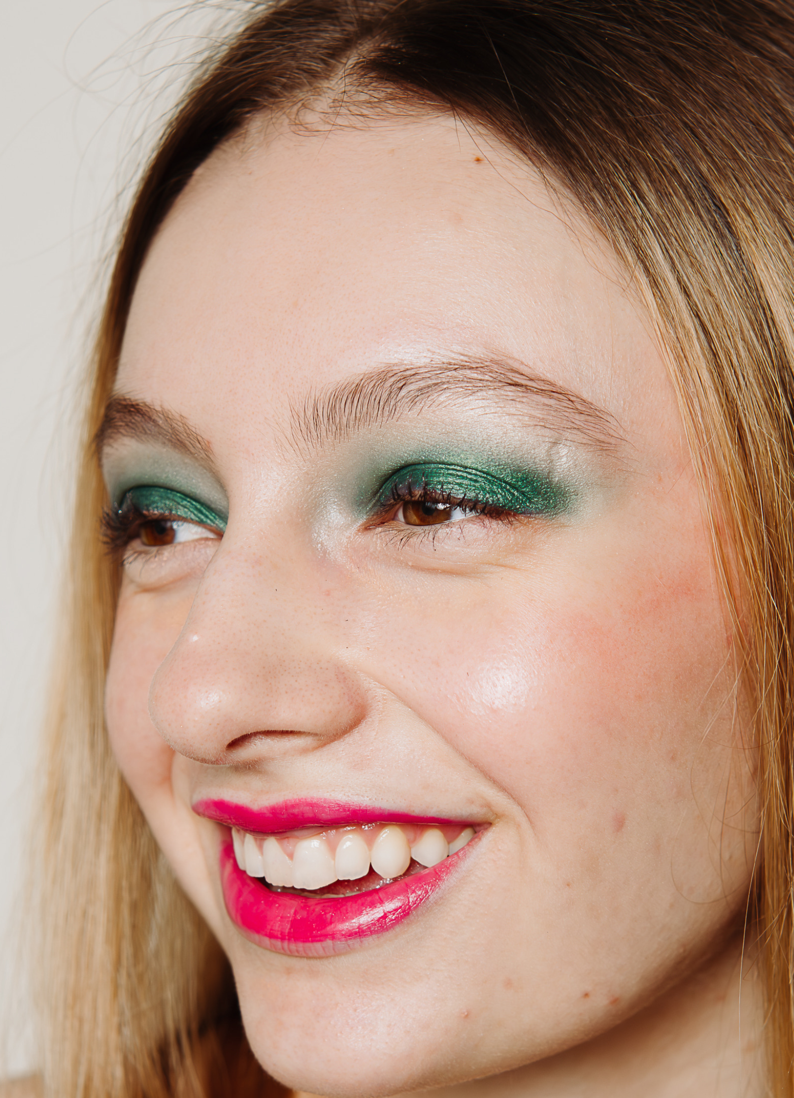 vegan cruelty free eyeshadow pencil crayon +caption_Laura is wearing Aspire #shade_Aspire_|_Emerald_Green