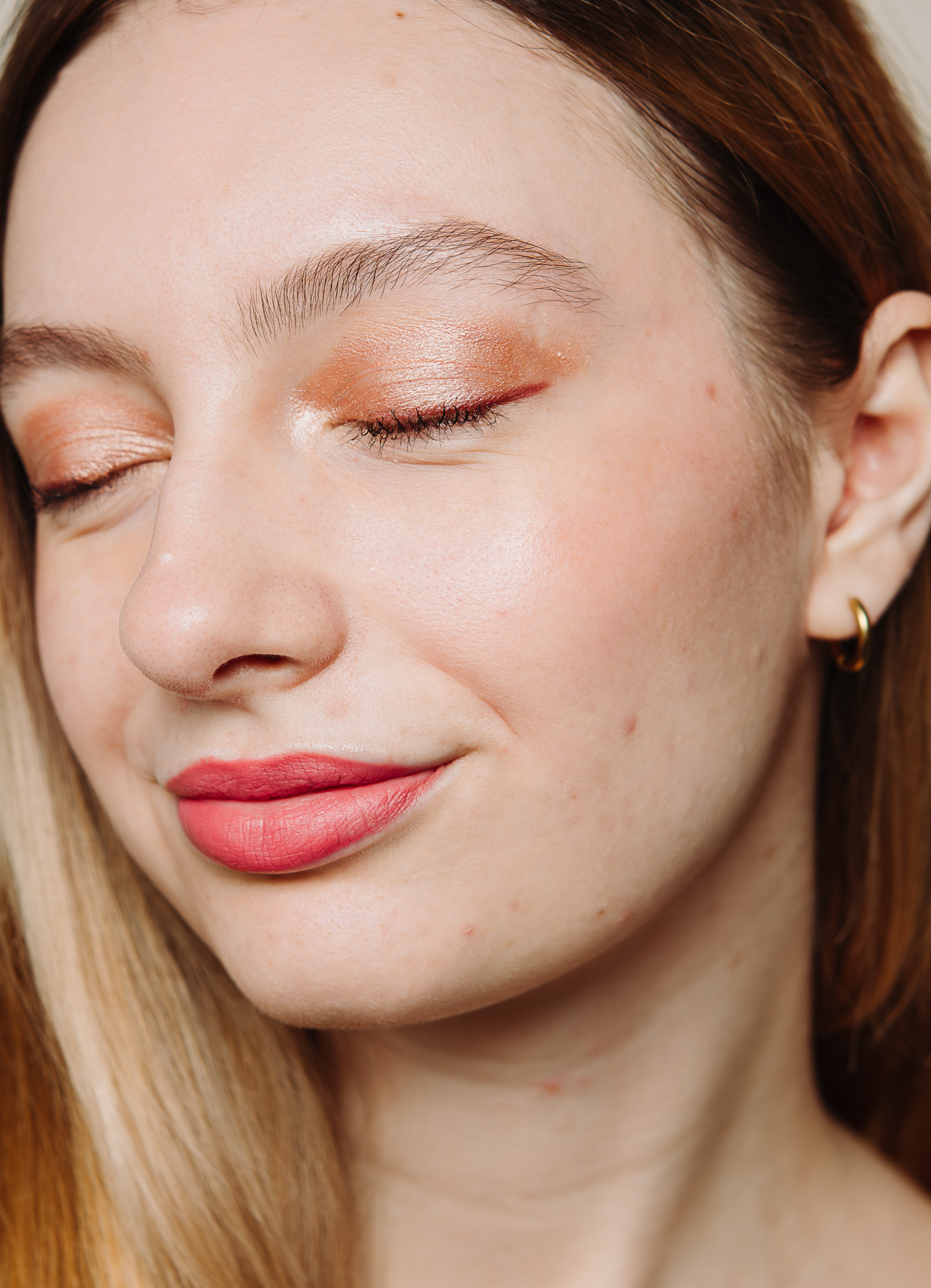 vegan cruelty free eyeshadow pencil crayon +caption_Laura is wearing Aura #shade_Aura_|_Champagne