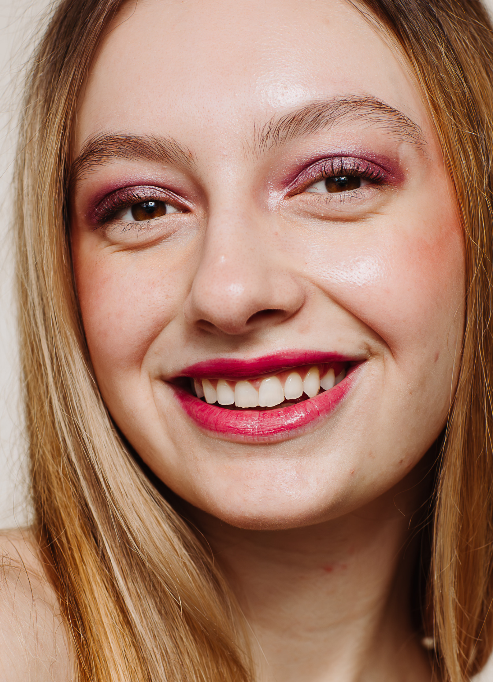 vegan cruelty free eyeshadow pencil crayon +caption_Laura is wearing Haze #shade_Haze_|_Mauve